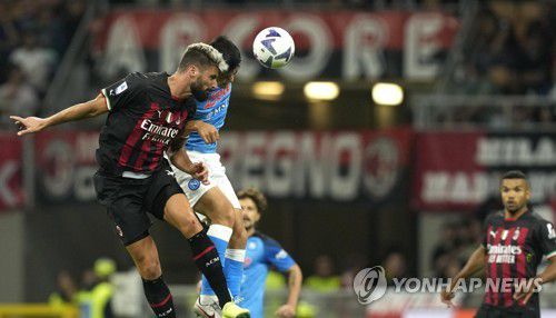 올리비에 지루와 공중볼 경합하는 김민재(오른쪽)[AP=연합뉴스]