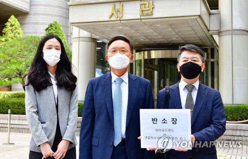 SK브로드밴드 반소 제기강신섭 법무법인 세종 대표변호사(가운데) 등 SK브로드밴드의 소송인단이 지난해 9월 30일 오전 서울 서초구 서울고등법원에서 넷플릭스에 망 이용대가 청구를 위한 반소장을 제출하고 있다. [SK브로드밴드 제공. 재판매 및 DB 금지]