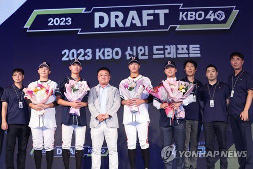 김태룡 단장과 두산 베어스에 지명된 선수들(서울=연합뉴스) 박동주 기자 = 15일 오후 서울 웨스틴 조선호텔에서 열린 2023 KBO 신인드래프트. 두산 베어스에 지명된 선수들이 기념촬영을 하고 있다. 2022.9.15 pdj6635@yna.co.kr