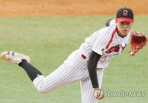 두산, 2라운드 전체 19순위로 '학폭' 논란 김유성 지명(서울=연합뉴스) 프로야구 두산 베어스가 15일 서울 중구 웨스틴조선 서울에서 열린 프로야구 2023 KBO 신인 드래프트에서 고려대 김유성을 2라운드 전체 19순위로 지명했다. NC 다이노스는 2020년 8월 2021년 1차 지명 신인으로 당시 김해고 투수 김유성을 선택했지만, 중학교 시절 학교 폭력 논란이 불거지자 지명을 철회한 바 있다. 결국 김유성은 2021년 고려대에 입학했고 2023년 '얼리 드래프트 제도'를 통해 다시 KBO의 문을 두드렸다.      사진은 지난 2020년 6월 제74회 황금사자기전국고교야구대회 겸 주말리그 왕중왕전 결승전에 등판한 당시 김해고 투수 김유성. 2022.9.15 [연합뉴스 자료사진] photo@yna.co.kr