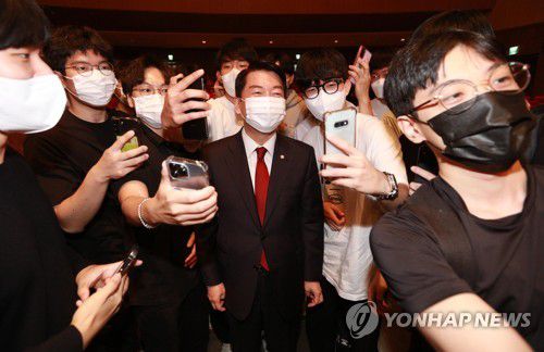 구미서 강연 후 셀카 찍는 안철수(구미=연합뉴스) 김현태 기자 = 당권 도전 의지를 밝힌 국민의힘 안철수 의원이 20일 경북 구미시 금오공과대학교를 찾아 '기업가 정신이란 무엇인가'를 주제로 강연 후 학생들과 셀카를 찍고 있다. 2022.9.20 mtkht@yna.co.kr