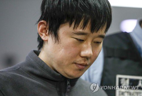 스토킹 살인 피의자 전주환(서울=연합뉴스) 한상균 기자 = 21일 신당역 살해 피의자 전주환이 남대문경찰서에서 검찰로 이송되고 있다. 경찰은 신당역 여자 화장실에서 스토킹하던 20대 여성 역무원을 살해한 혐의로 구속한 전주환을 검찰로 송치했다. 2022.9.21 [공동취재] xyz@yna.co.kr