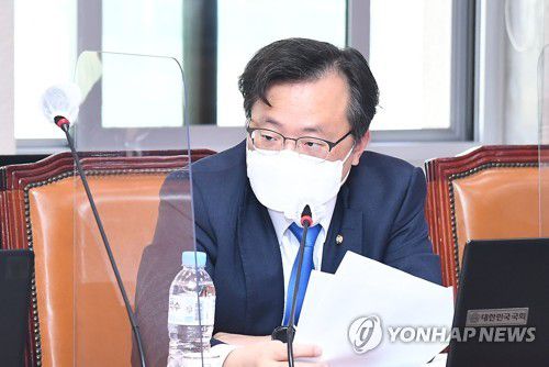 질의하는 이동주 의원(서울=연합뉴스) 하사헌 기자 = 더불어민주당 이동주 의원이 14일 서울 여의도 국회에서 열린 산업통상자원중소벤처기업위원회 국정감사에서 직장 내 성희롱 관련 질의를 하고 있다. 2021.10.14 [국회사진기자단] toadboy@yna.co.kr