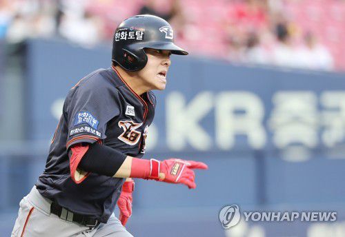 한화 유상빈, 만회의 1타점 적시타(서울=연합뉴스) 홍해인 기자 = 15일 오후 서울 잠실야구장에서 열린 2022 프로야구 퓨처스 올스타전. 5회초 1사 주자 1, 2루에 한화 유상빈이 좌익 선상에 1타점 적시 2루타를 친 뒤 1루로 달리고 있다. 2022.7.15 hihong@yna.co.kr