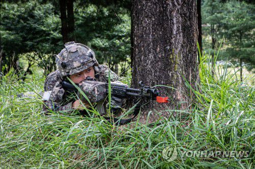 마일즈 장비를 착용하고 조준하는 장병  [연합뉴스 자료사진] andphotodo@yna.co.kr