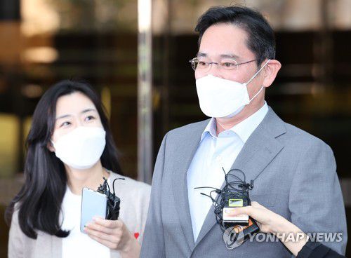 출장 마치고 귀국한 이재용 부회장(서울=연합뉴스) 김도훈 기자 = 2주간의 해외 출장을 마친 이재용 삼성전자 부회장이 21일 강서구 서울김포비즈니스항공센터를 통해 귀국해 건물을 나서고 있다. 2022.9.21 superdoo82@yna.co.kr