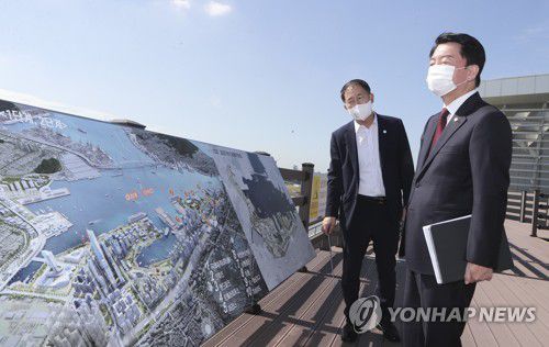 부산 찾은 안철수 의원(부산=연합뉴스) 강덕철 기자 = 국민의힘 안철수 의원이 23일 오전 부산항 국제여객터미널 하늘공원에서 2030 부산엑스포 부지를 살펴보며 북항 통합개발 사업에 관해 설명을 듣고 있다. 2022.9.23   kangdcc@yna.co.kr