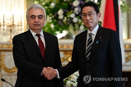 아베 전 총리 국장 조문온 IEA 사무총장 맞는 기시다 日 총리(도쿄 AFP=연합뉴스) 아베 신조 전 일본 총리의 국장을 하루 앞둔 26일 도쿄 아카사카궁 영빈관에서 기시다 후미오 일본 총리(오른쪽)가 조문을 위해 방문한 파티 비롤 국제에너지기구(IEA) 사무총장과 악수하고 있다. 아베 전 총리의 국장은 27일 도쿄 부도칸에서 진행된다. 2022.9.26 alo95@yna.co.kr