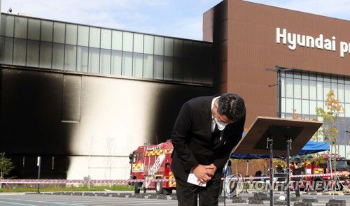 화재 그을음 진 아웃렛 건물 앞에 선 정지선 회장(대전=연합뉴스) 양영석 기자 = 26일 정지선 현대백화점그룹 회장이 현대프리미엄아울렛 대전점 앞에서 화재 발생으로 다수의 사상자가 발생한 데 대해 사과의 뜻을 전하며 고개를 숙이고 있다. 2022.9.26 youngs@yna.co.kr