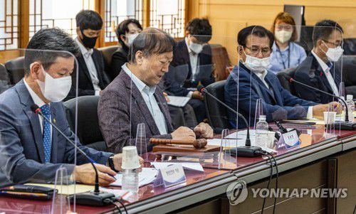 경찰제도발전위 2차 회의(서울=연합뉴스) 황광모 기자 = 27일 오후 서울 종로구 정부서울청사에서 열린 경찰제도발전위원회 2차 회의에서 박인환 경찰제도발전위 위원장이 발언하고 있다.  2022.9.27 hkmpooh@yna.co.kr