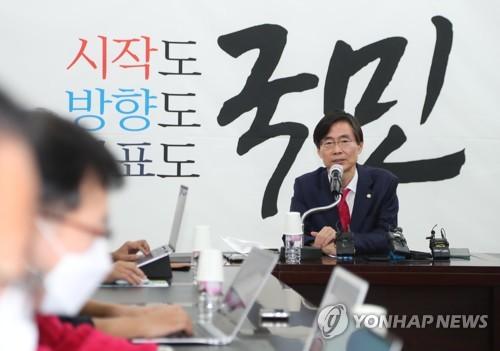 질문에 답하는 조경태 의원(대구=연합뉴스) 김현태 기자 = 국민의힘 조경태 의원이 28일 오후 대구시당에서 지역 기자들과 간담회를 하며 질문에 답하고 있다. 2022.9.28 mtkht@yna.co.kr