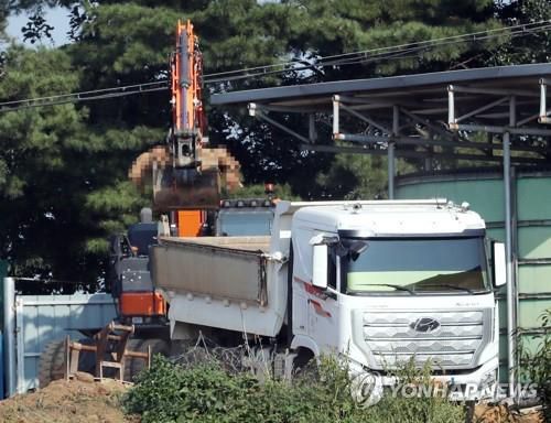 살처분되는 김포 모 양돈농가 돼지들    (김포=연합뉴스) 윤태현 기자 = 경기도 김포·파주시 등 2개 농가에 아프리카돼지열병(ASF)이 발생해 방역 당국에 비상이 걸린 가운데 29일 오후 아프리카돼지열병 확진 판정을 받은 경기도 김포시 모 양돈농가에서 방역 당국 관계자들이 중장비를 이용해 살처분할 돼지들을 트럭에 싣고 있다. 2022.9.29     tomatoyoon@yna.co.kr