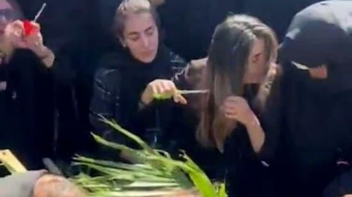 머리카락 시위를 시작한 것으로 알려진 여성[트위터 동영상 캡처. 재판매 및 DB 금지]