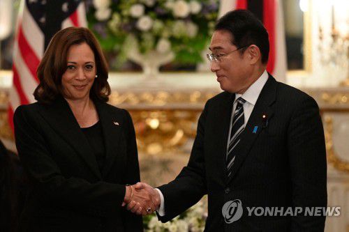 악수하는 기시다와 해리스(도쿄 AFP=연합뉴스) 기시다 후미오 일본 총리가 26일 도쿄 영빈관에서 카멀라 해리스 미국 부통령과 악수하고 있다.