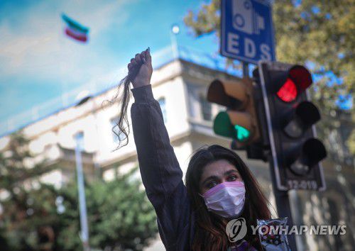 튀르키예 '이란 히잡 의문사' 항의 시위지난 26일 튀르키예 이스탄불 주재 이란 영사관 앞에서 항의 표시로 잘린 머리카락을 들고 서 있다. [EPA 연합뉴스 자료사진. 재판매 및 DB 금지]