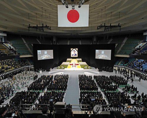 아베 신조 전 일본 총리 국장(도쿄 교도=연합뉴스) 아베 신조 전 일본 총리 국장(國葬)이 27일 오후 도쿄 소재 일본 무도관에서 열리고 있다.