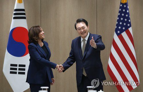 해리스 미 부통령과 악수하는 윤석열 대통령(서울=연합뉴스) 안정원 기자 = 윤석열 대통령이 29일 오전 서울 용산 대통령실 청사에서 카멀라 해리스 미국 부통령을 접견, 악수하고 있다. 2022.9.29 [대통령실통신사진기자단] seephoto@yna.co.kr