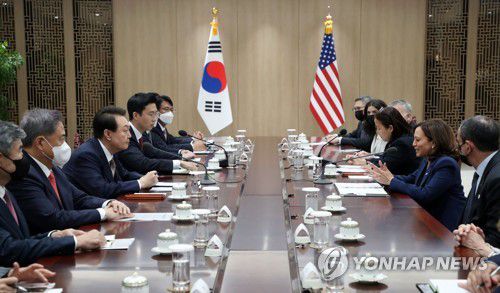 대화하는 윤석열 대통령과 카멀라 해리스 미국 부통령(서울=연합뉴스) 안정원 기자 = 윤석열 대통령이 29일 서울 용산 대통령실 청사에서 방한한 카멀라 해리스 미국 부통령과 만나 대화하고 있다.2022.9.29 [대통령실통신사진기자단] jeong@yna.co.kr