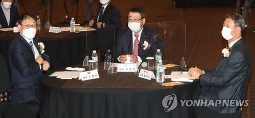 통신 3사 대표들. 왼쪽부터 구현모 KT 대표, 유영상 SKT 대표, 황현식 LGU+ 대표[연합뉴스 자료사진. 재판매 및 DB 금지]