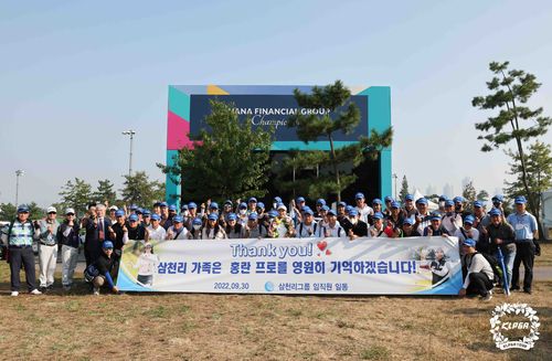 후원사 삼천리 관계자들과 기념 촬영한 홍란[KLPGA 투어 제공. 재판매 및 DB 금지]