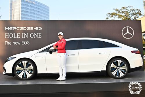 홀인원 부상 앞에서 포즈를 취한 이제영[KLPGA 제공. 재판매 및 DB 금지]