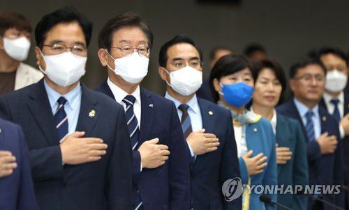 민주당 전남 예산정책협의회(무안=연합뉴스) 정회성 기자 = 더불어민주당 이재명 대표 등 지도부와 김영록 전남도지사가 30일 오전 전남 무안군 전남도청 왕인실에서 열린 예산정책협의회에서 국민의례를 하고 있다. 2022.9.30 hs@yna.co.kr