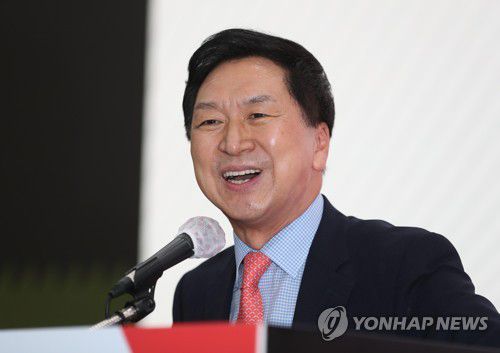 김기현, 국민의힘 당원 교육서 특강(대구=연합뉴스) 김현태 기자 = 국민의힘 김기현 의원이 30일 오후 대구 북구 엑스코에서 열린 대구시당 당원 교육에서 특강을 하고 있다. 2022.9.30 mtkht@yna.co.kr