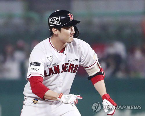 오태곤 '대타 성공'(인천=연합뉴스) 김상연 기자 = 30일 인천 SSG 랜더스필드에서 열린 프로야구 SSG 랜더스와 키움 히어로즈의 경기. 7회말 SSG 공격 1사 1·2루 상황에서 대타 오태곤이 1타점 2루타를 친 뒤 기뻐하고 있다. 2022.9.30 goodluck@yna.co.kr