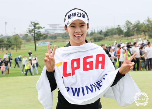 우승 확정 후 기뻐하는 김수지[KLPGA 제공. 재판매 및 DB 금지]