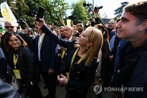 셀피 찍는 조르자 멜로니 이탈리아형제들(Fdl) 대표(밀라노 AFP=연합뉴스) 조르자 멜로니 이탈리아형제들(Fdl) 대표가 1일(현지시간) 이탈리아 밀라노에서 열린 농업 박람회에 참석해 지지자들과 셀피를 찍고 있다 2022.10.2 photo@yna.co.kr