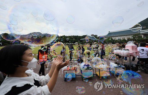청와대에 방울방울(서울=연합뉴스) 홍해인 기자 = 2일 서울 종로구 청와대를 찾은 어린이들이 형형색색의 비눗방울을 쏘아 올리는 버블카 퍼레이드를 즐기고 있다. 2022.10.2 hihong@yna.co.kr