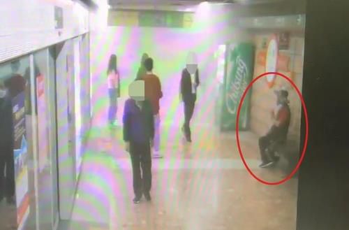 부산 지하철 역사 방화 후 음료수 마시며 구경하는 50대 남성[부산교통공사 제공, 재판매 및 DB금지]