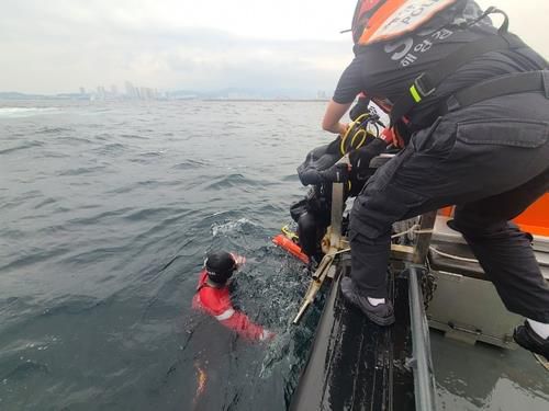 다이버 구조하는 해경[속초해양경찰서 제공. 재판매 및 DB 금지]