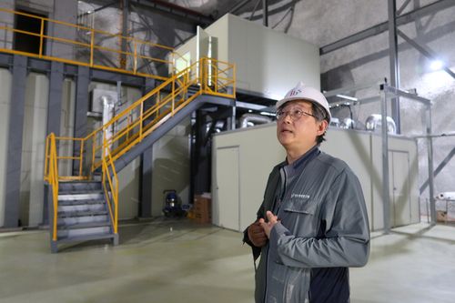 AMoRE 실험실을 설명하는 IBS 관계자[촬영 문다영]