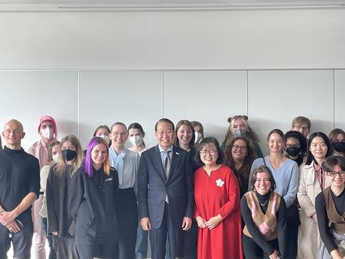 베를린자유대 새내기들과 권영세 통일부 장관(베를린=연합뉴스) 이율 특파원 = 권영세 통일부 장관이 4일 베를린 자유대에서 역사문화학부와 한국학과 새내기 등을 대상으로강연을 마친후 기념사진을 찍고 있다. 2022.10.4