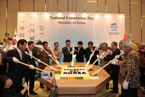 대형 비빔밥 만들기(자카르타=연합뉴스) 4일(현지시간) 인도네시아 자카르타에서 주인도네시아 한국대사관 주최로 열린 국경일 행사에서 박태성 주인도네시아대사(가운데)와 신태용 인도네시아 축구 국가대표팀 감독 등 참석자들이 대형 비빔밥을 함께 비비고 있다. 2022.10.5 photo@yna.co.kr [주인도네시아 한국대사관 제공. 재판매 및 DB 금지]