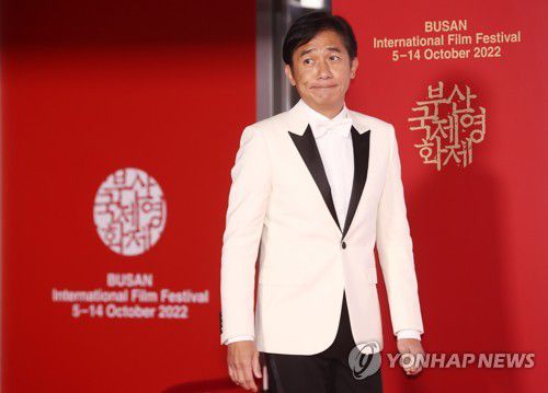 부산국제영화제에 등장한 양조위(부산=연합뉴스) 진연수 기자 = 배우 양조위가 5일 오후 부산 해운대구 영화의 전당에서 열린 제27회 부산국제영화제(BIFF) 개막식에 참석하고 있다. 2022.10.5 jin90@yna.co.kr