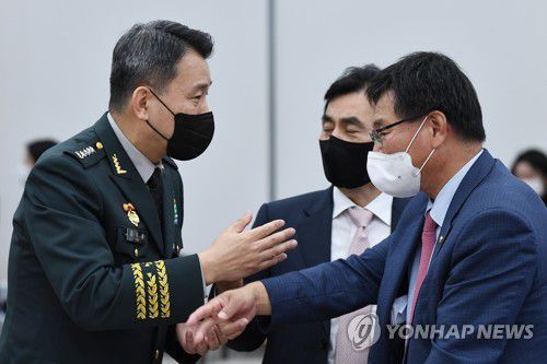 대화하는 김승겸 합참의장(서울=연합뉴스) 6일 서울 용산구 합참 청사에서 열린 국방위원회의 합동참모본부 등에 대한 국정감사에서 김승겸 합동참모본부 의장(왼쪽부터)과 안규백 더불어민주당 의원, 이헌승 국방위원장이 대화를 나누고 있다. 2022.10.6 [국회사진기자단] srbaek@yna.co.kr