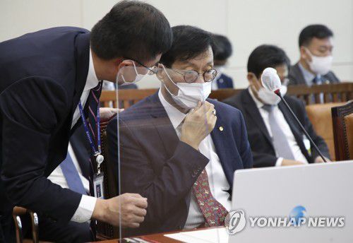 관계자와 대화하는 이창용 한국은행 총재(서울=연합뉴스) 하사헌 기자 = 이창용 한국은행 총재가 7일 서울 여의도 국회에서 열린 기획재정위원회의 한국은행에 대한 국정감사에 출석해 관계자와 대화하고 있다. 2022.10.7 [국회사진기자단] toadboy@yna.co.kr