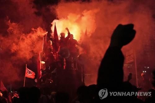 인도네시아 연료비 인상 반대 시위지난달 13일 인도네시아 자카르타에서 연료비 인상 철회를 요구하는 시위대가 시위 도중 불꽃을 터뜨리고 있다.  [자카르타 AP 연합뉴스 자료사진. 재판매 및 DB 금지]