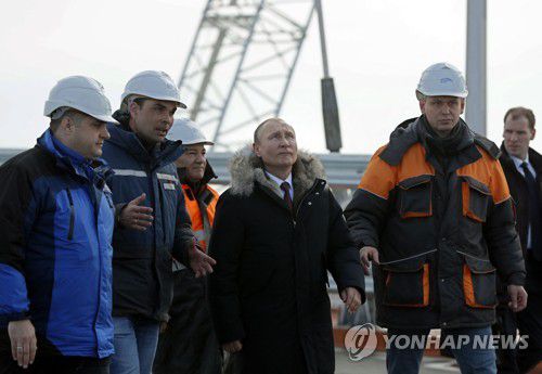 우크라 침공 위해 크림대교 건설에 직접 공들인 푸틴[AFP 연합뉴스 자료사진. 재판매 및 DB 금지]