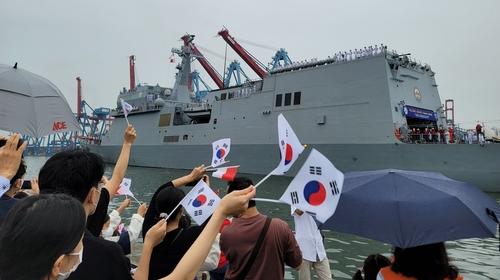 한산도함 입항을 환영하는 교민들(자카르타=연합뉴스) 박의래 특파원 = 10일(현지시간) 북부 자카르타 탄중 프리옥항에 한산도함이 입항하자 마중 나온 교민들이 태극기를 흔들며 환영하고 있다. 2022.10.11. laecorp@yna.co.kr