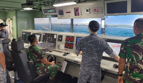 조함 실습실(자카르타=연합뉴스) 박의래 특파원 = 인도네시아 해군 지휘참모대학 교육생들이 10일(현지시간) 북부 자카르타 탄중 프리옥항에 입항한 한산도함 내 조함 실습실에서 직접 훈련 장비들을 다뤄보고 있다. 2022.10.11. laecorp@yna.co.kr
