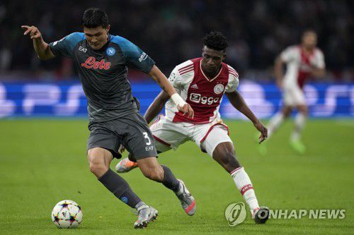 아약스와의 원정 3차전에 출전했던 김민재(왼쪽)[AP=연합뉴스 자료사진]