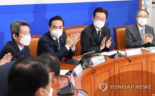 더불어민주당 긴급 안보대책회의(서울=연합뉴스) 이정훈 기자 = 더불어민주당 이재명 대표가 11일 오전 국회에서 열린 긴급 안보대책회의에서 참석자 소개를 받고 있다. 2022.10.11 [국회사진기자단] uwg806@yna.co.kr