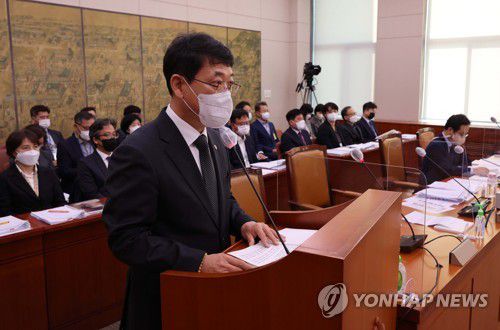 업무보고 하는 최응천 문화재청장(서울=연합뉴스) 이정훈 기자 = 최응천 문화재청장이 11일 오전 국회 문화체육관광위원회에서 열린 문화재청·한국전통문화대학교·국립문화재연구원·국립고궁박물관·국립해양문화재연구소·국립무형유산원·궁능유적본부·현충사관리소·한국문화재재단·국외소재문화재재단에 대한 국정감사에서 업무보고를 하고 있다. 2022.10.11 [국회사진기자단] uwg806@yna.co.kr