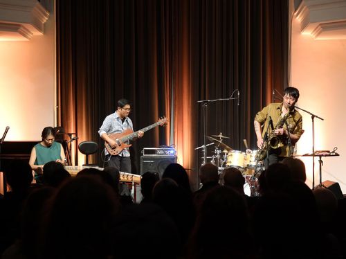 베를린 공연장 무대에선 신박서클신현필(색소폰)과 박경소(가야금)를 중심으로 서영도(베이스), 크리스티안 모란(드럼, Christian Moran)이 모여 구성된 4인조 밴드 신박서클(SB circle)이 독일 베를린 공연장 사일런트 그린 무대에 올라 관객들의 귀를 사로잡았다.[주독일한국문화원 제공=연합뉴스]