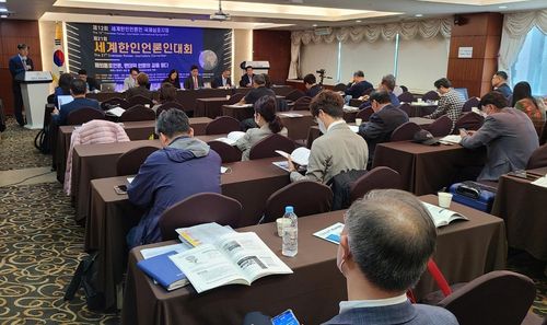 한인언론인들, 팬데믹 시대 가짜뉴스 대응 논의세계한인언론인협회가 12일 주최한 국제심포지엄에 참가한 동포 언론인들은 팬데믹 시대 가짜뉴스에 어떻게 대응할 것인지를 논의했다.[세계한인언론인협회 제공]