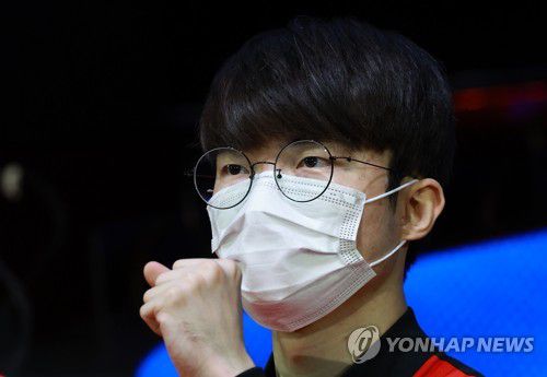 포즈 취하는 '페이커' 이상혁(서울=연합뉴스) 홍해인 기자 = 9월 22일 서울 종로구 LCK아레나에서 열린 참가팀 기자회견에서 이번 대회 리그 오브 레전드(LoL) 챔피언스 코리아(LCK)의 2번 시드로 출전하는 T1 팀 주장 '페이커(Faker)' 이상혁이 취재진의 요청으로 포즈를 취하고 있다. 2022.9.22 hihong@yna.co.kr