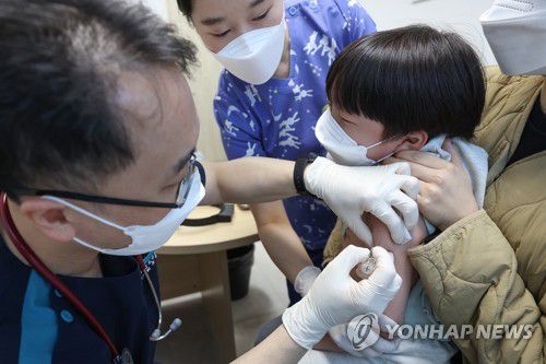 커지는 '트윈데믹' 현실화 우려(서울=연합뉴스) 코로나19와 독감의 동시 유행을 뜻하는 '트윈데믹'이 현실화할 우려가 커지는 가운데 지난 11일 서울 성북우리아이들병원에서 한 어린이가 독감 주사를 맞고 있는 모습.     9일 질병관리청의 '감염병 표본감시 주간소식지'에 따르면 올해 40주차(9월25일~10월1일) 독감 의사환자(의심 증상을 보이는 환자)의 천분율, 즉 인플루엔자 의사환자 분율(ILI)은 7.1명을 기록했다. 이는 39주차(9월18~24일)의 4.9명에 비해 44.9% 증가한 수치다.